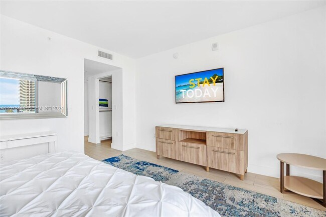 Building Photo - 2600 E Hallandale Beach Blvd