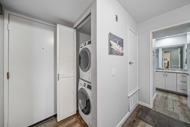 Building Photo - Mission Valley Beautiful Townhome Fully Furnished with A/C, Laundry + Parking