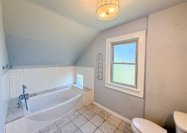 Building Photo - 1741 W Park Pl
