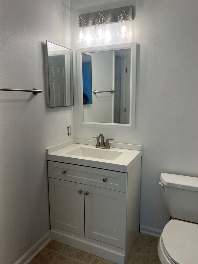 Building Photo - Nicely Updated Condo in Old South!