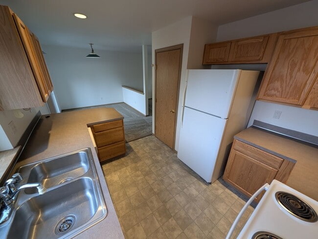 Building Photo - Centrally Located 3 Bedroom Triplex Unit Avail. for Rent - W/S/G paid with rent