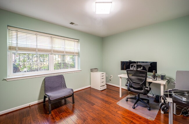 Building Photo - Comfortable Condo Living in Convenient Alexandria Location