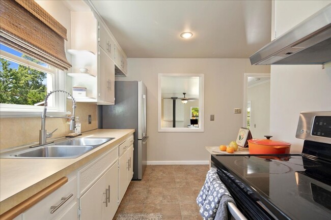 Building Photo - 2 Bedroom Cottage in the North End with to...