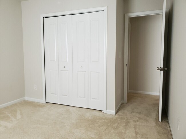 Building Photo - 2 Bedroom, 2.5 Baths End unit Townhome located in Townes at University East