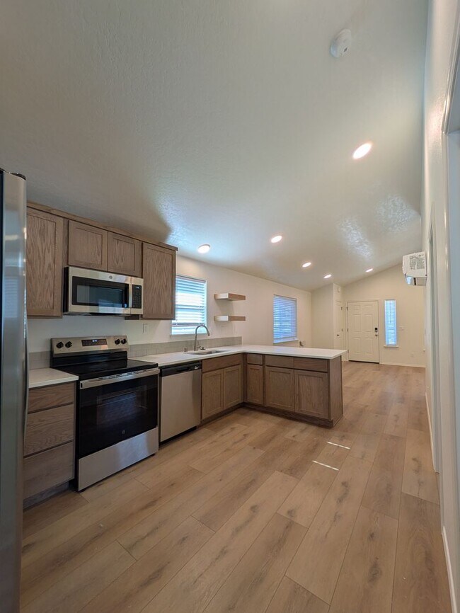 Building Photo - New Single Level Home in New SunRidge Community