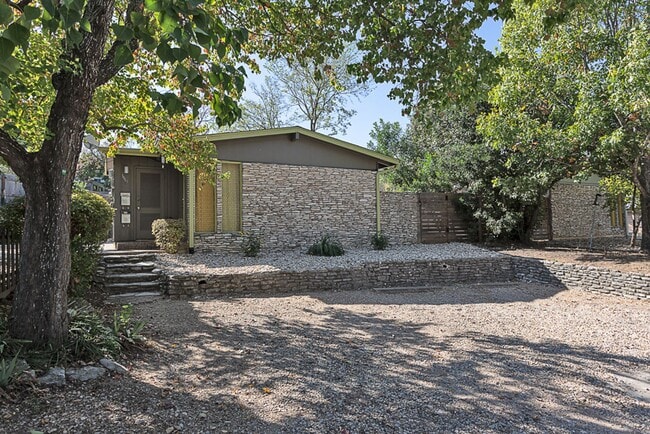 Primary Photo - Charming 2/BR 1BA Home with Private Fenced...