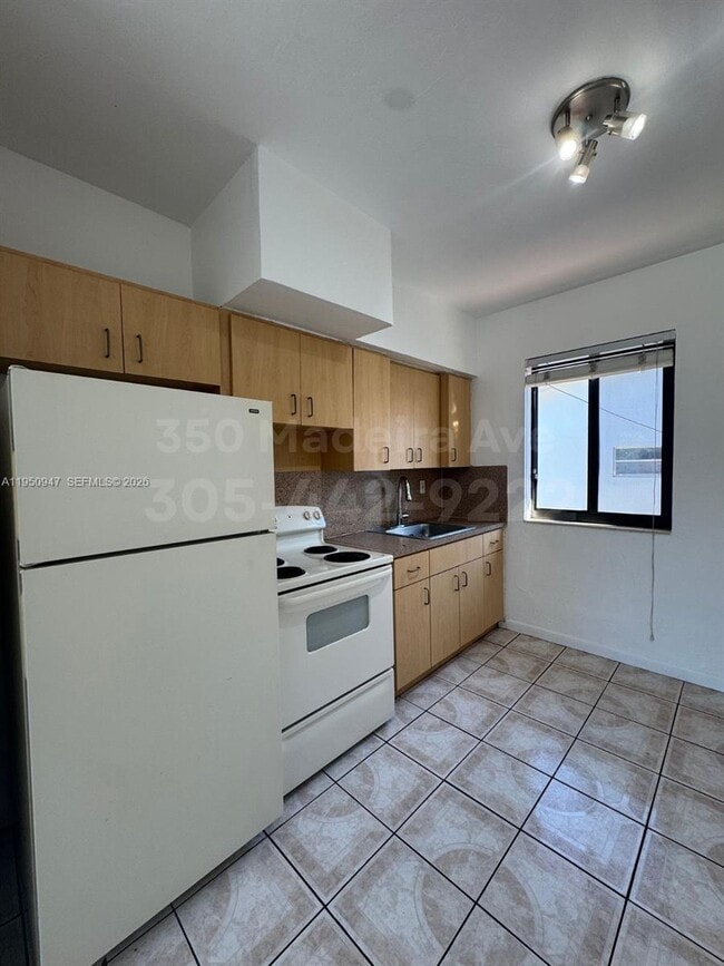 Building Photo - 350 Madeira Ave