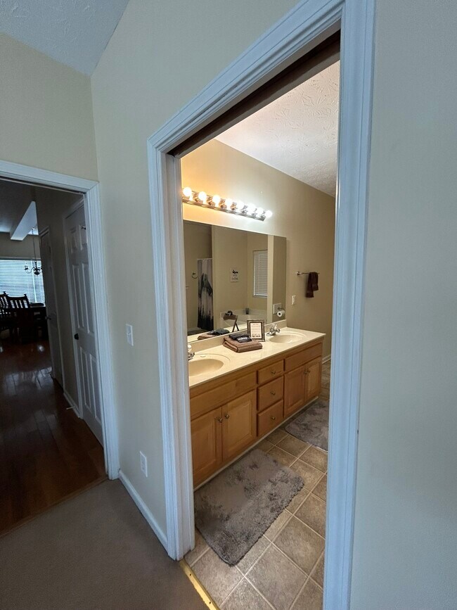 Building Photo - 2615 Rolling River Dr