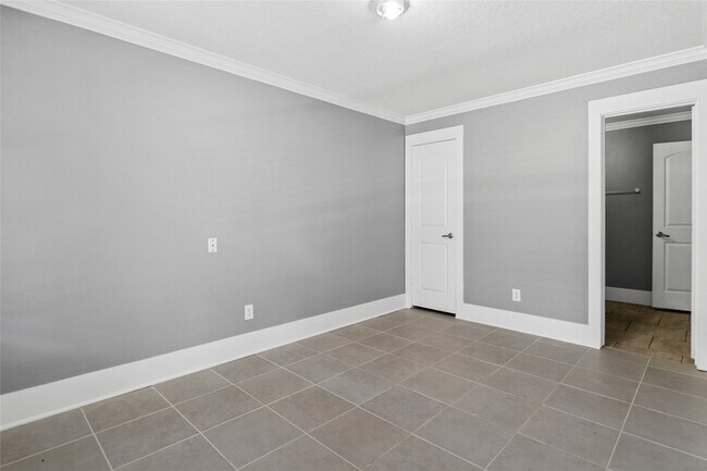 Building Photo - 2811 Oakland Brook St