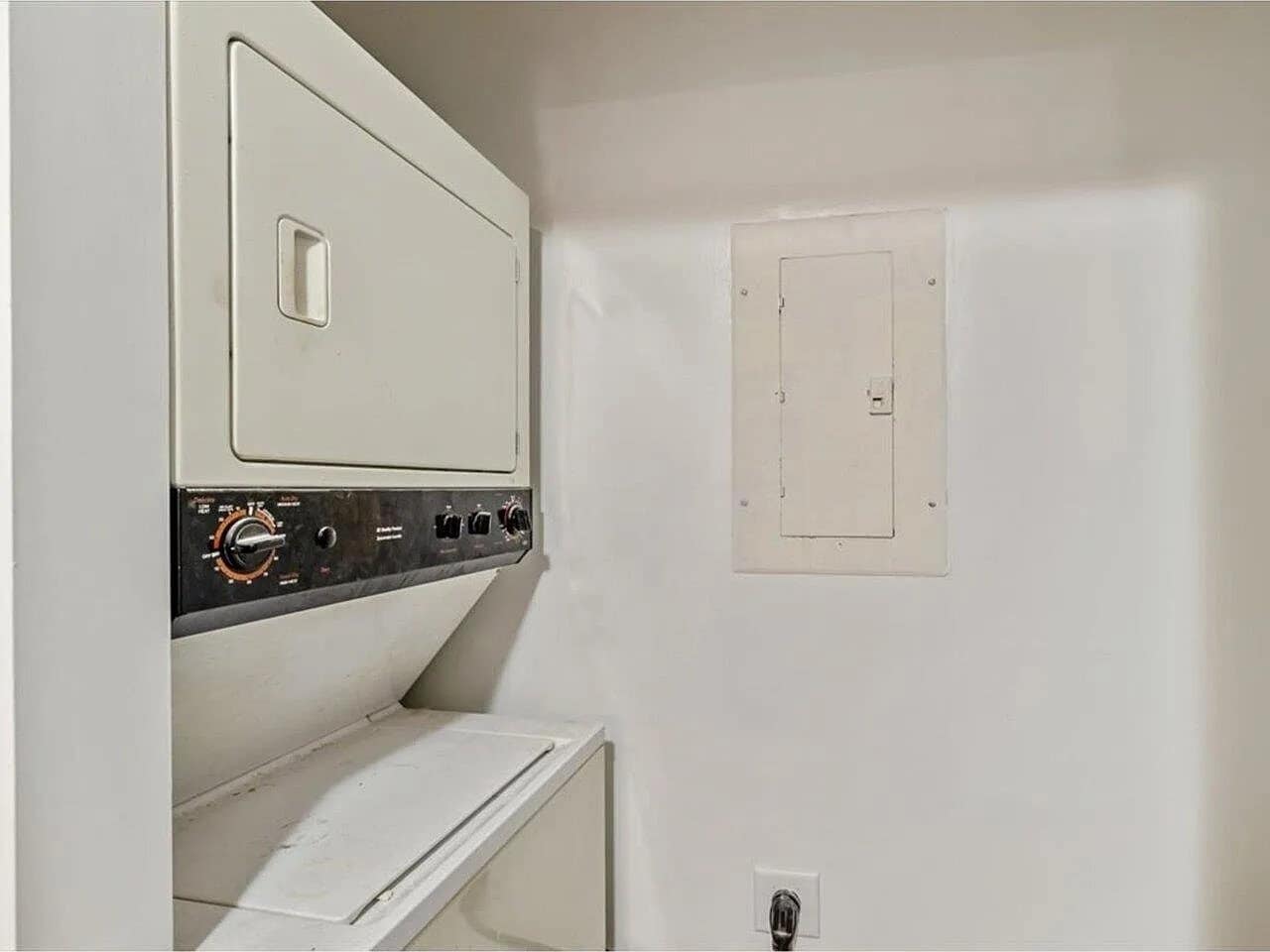 Building Photo - 301 Hildred Dr