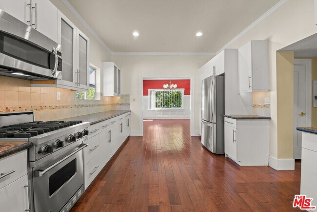 Building Photo - 975 Westchester Pl