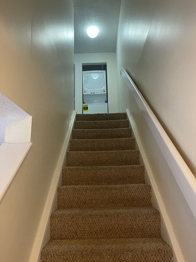 Building Photo - FREE MONTH Modern Duplex with Pool, Parking, 2 balconies and 1 deck, Large Bedrooms,1.5 bath Laun...