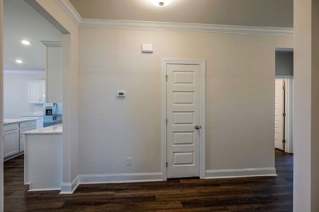 Building Photo - Fenced yard, great location