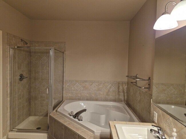 Building Photo - 15000 Juanita Dr NE