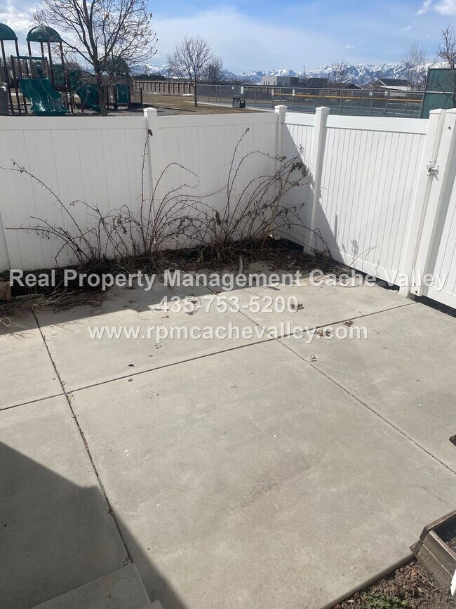 Building Photo - 328 280 N