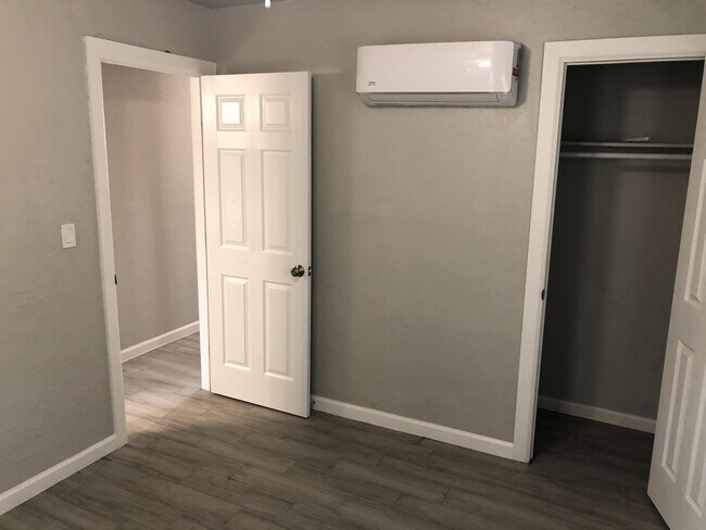 Building Photo - 3208 SW 44th St