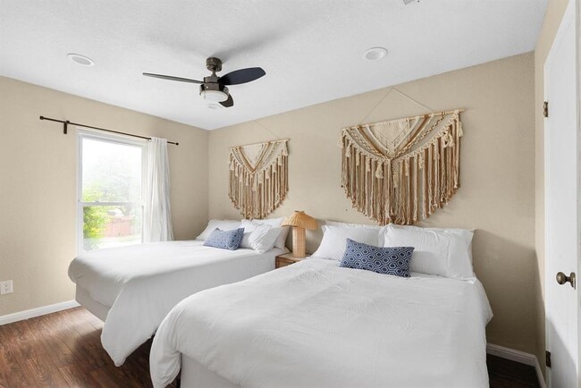 Building Photo - 2320 Montclaire St