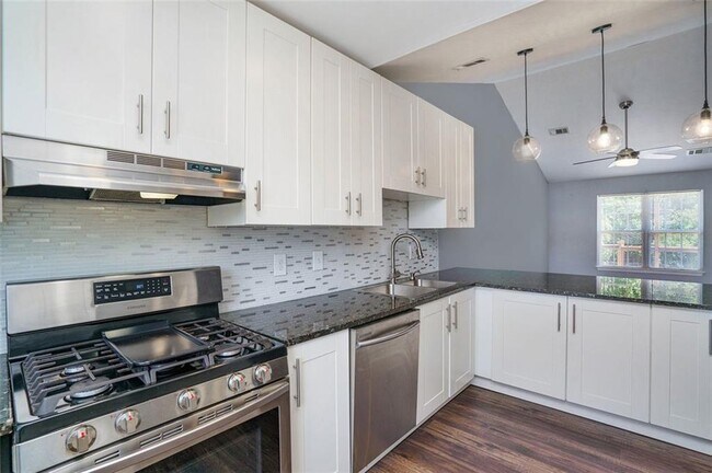 Building Photo - 5060 Meadow Overlook Dr