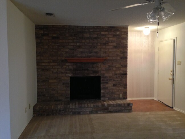 Building Photo - 5801 Roxanne Dr
