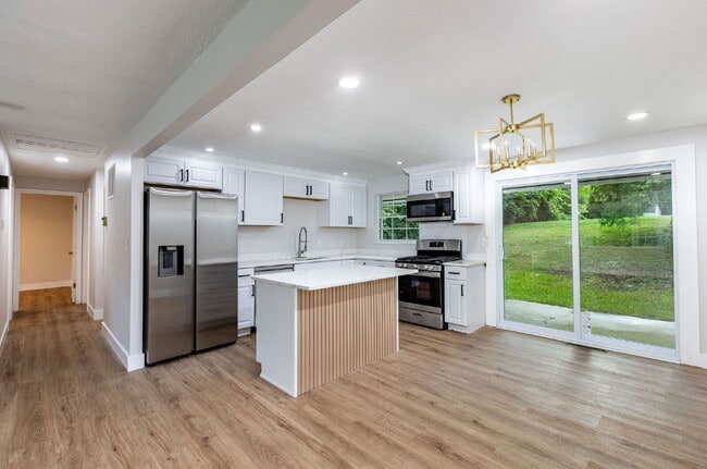 Building Photo - 722 Castro Ln