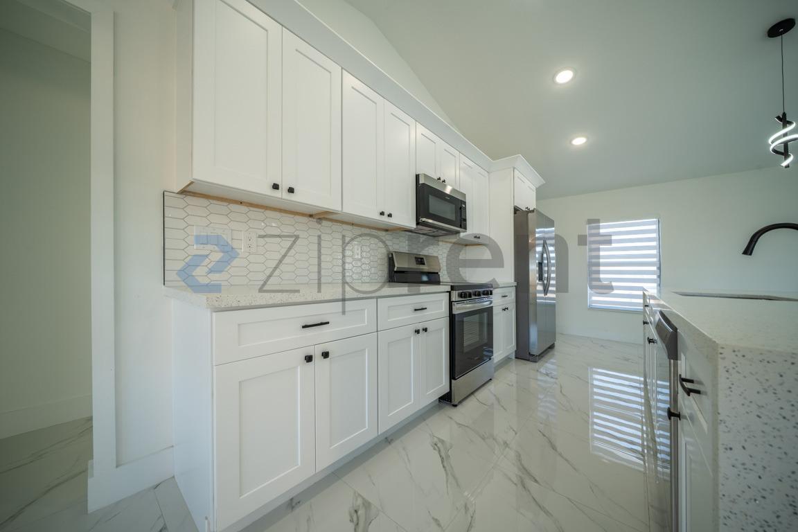 Building Photo - 4117 NE 16th Ave