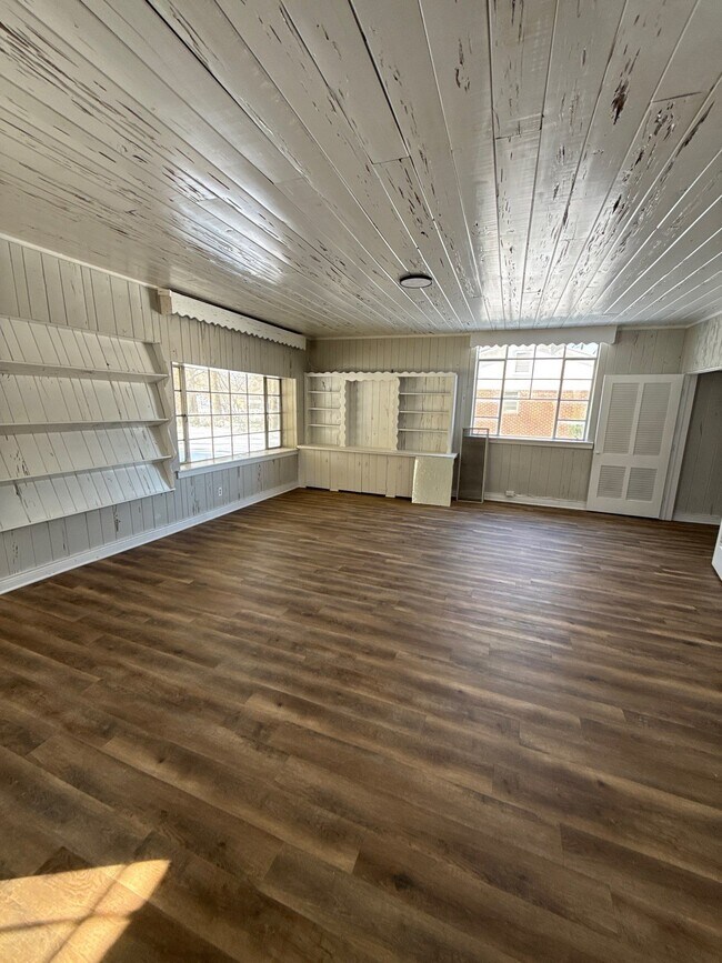 Building Photo - 1130 Warren St