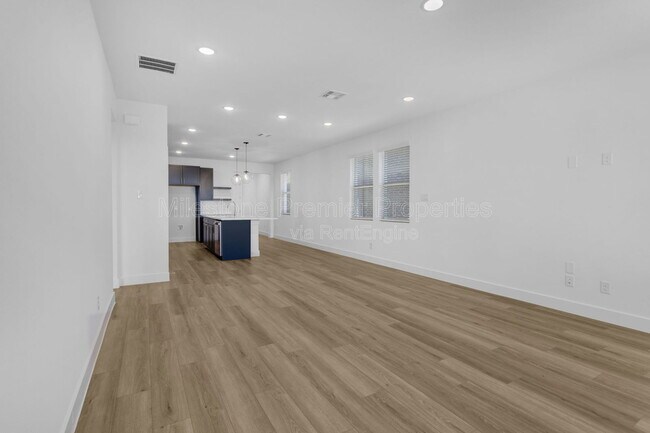 Building Photo - 820 Sunflower Trl