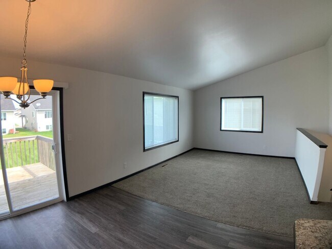 Building Photo - 3 Bed 3 Bath Single Family Home