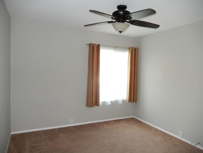 Building Photo - Updated 2Bed/ 2Bath Condo In Rancho Bernar...