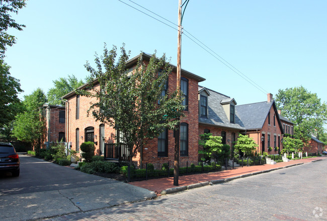 Primary Photo - 229-245 E Beck St