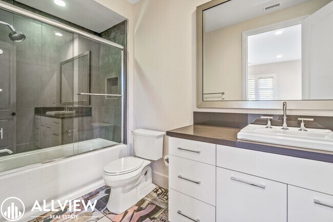 Building Photo - Luxurious and Rare 5 Bed 5.5 Bath Located ...