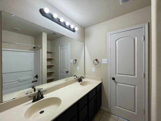 Building Photo - Townhome for rent