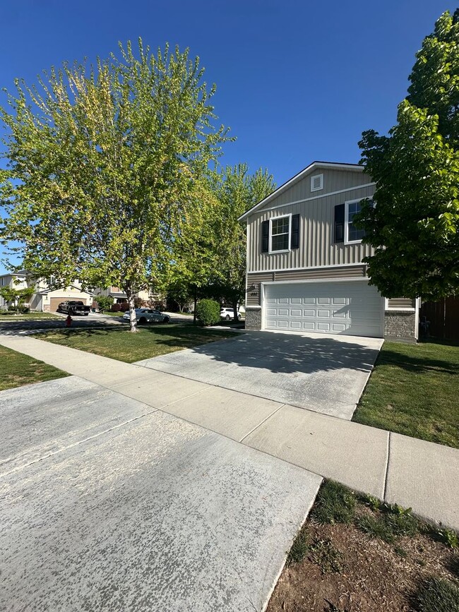 Building Photo - Ready for Move In - Cedar Creek Spacious L...