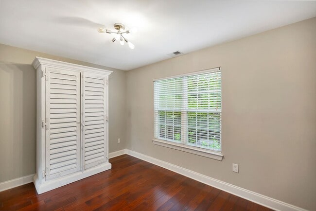 Building Photo - Unbeatable Location – Just 6 Minutes to Do...