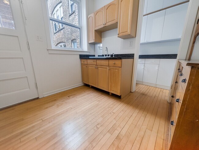 Building Photo - Large 3-bed/1-bath Apartment in the Heart of Rogers Park!