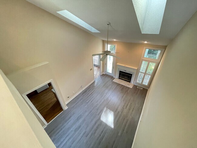Building Photo - Light & Airy Townhome in Downing Creek, wo...