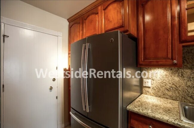 Building Photo - 11970 Montana Ave