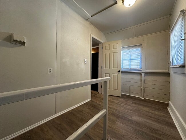 Building Photo - Recently Renovated 3 Bedroom 1 Bath Single...