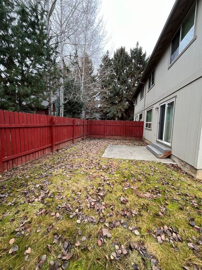 Building Photo - Charming 3-Bdr/2.5 bath located just blocks from Sisters Elementary School!