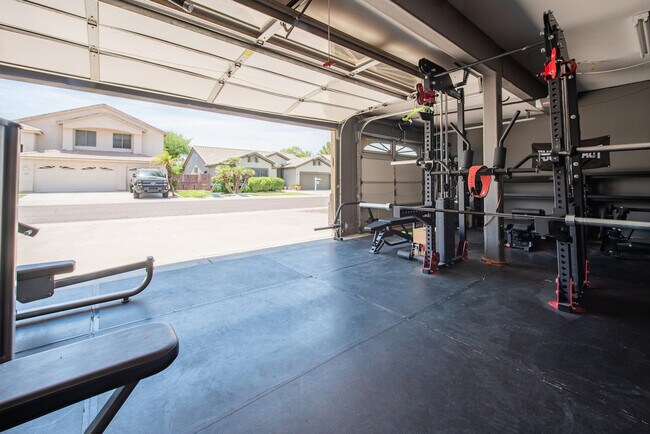 Building Photo - 5924 E Woodridge Dr