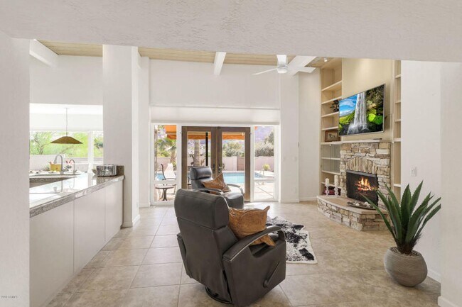 Building Photo - Beautiful 5 bed/4 bath + Den in Desirable Paradise Valley