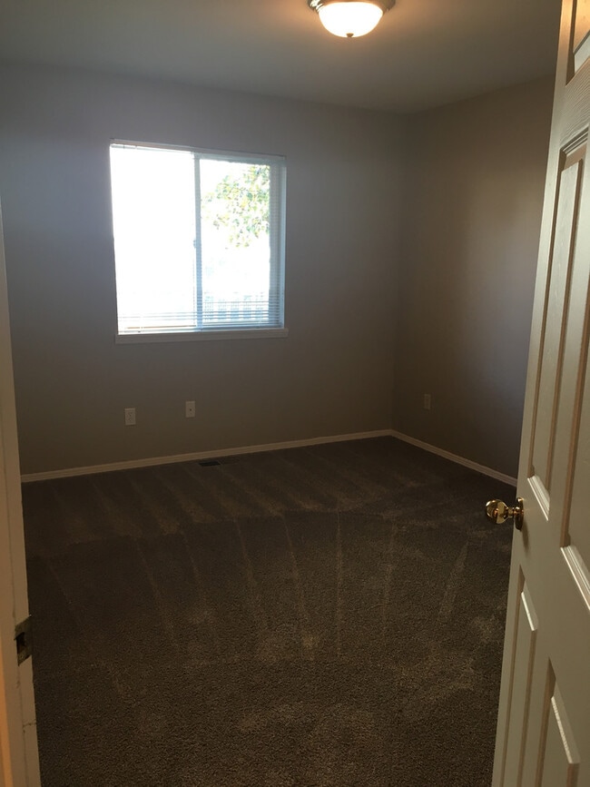 Building Photo - Your Terrace Heights Retreat- Spacious com...