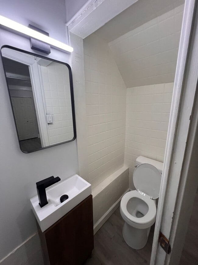 Building Photo - Pittsburgh - 6 Bedroom 1.5 Bathroom - For rent