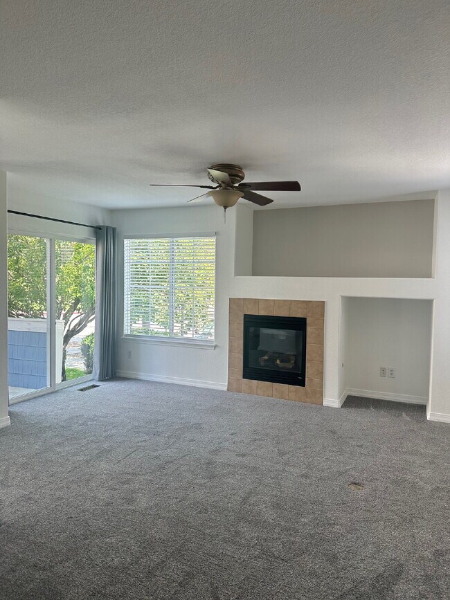 Building Photo - "Charming 2-Bed Townhouse Retreat with 2.5 Baths in Lochbuie – Spacious 1312 Sq. Ft. Living!"