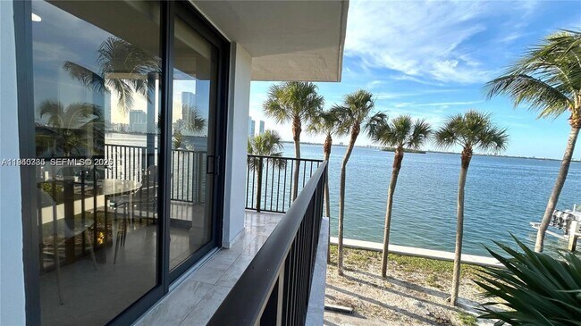 Building Photo - 801 N Venetian Dr