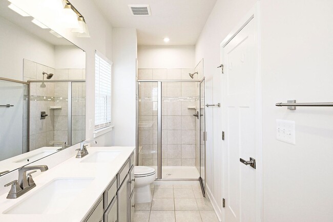 Building Photo - Move-In Ready End-Unit Townhome in Forest Lakes North