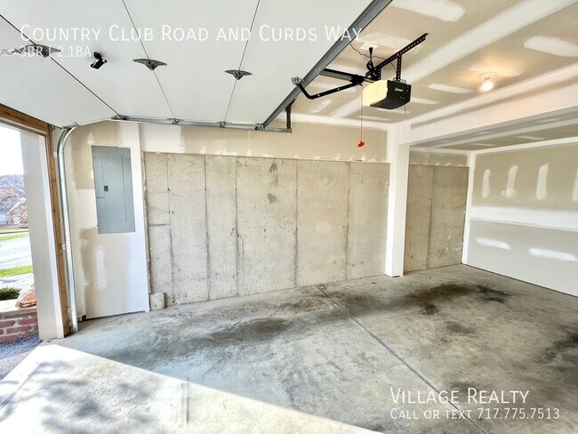 Building Photo - 705 Country Club Rd