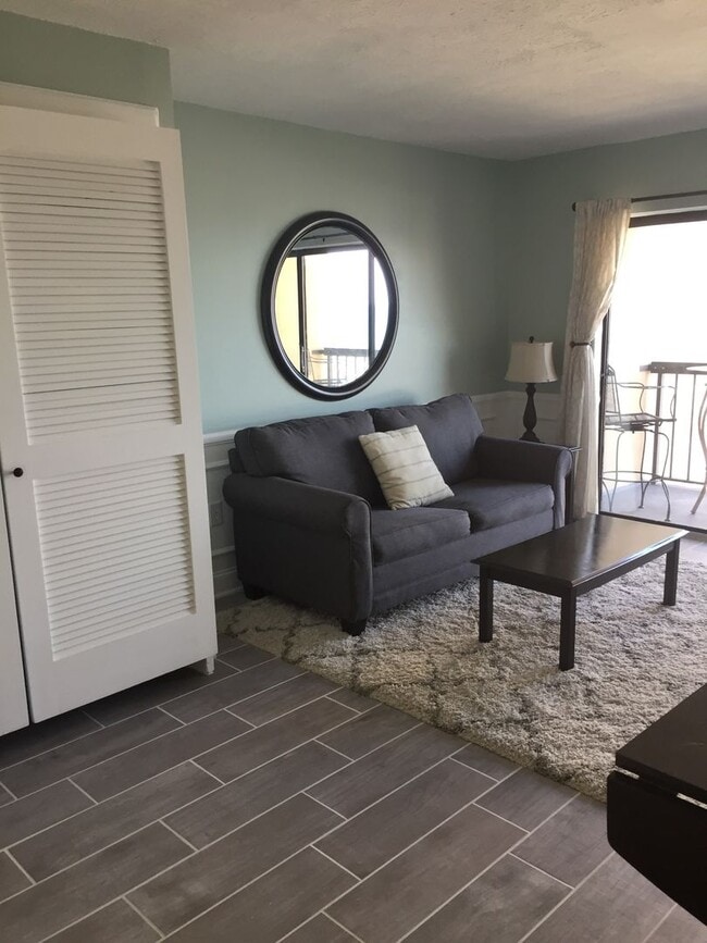 Building Photo - Fully Furnished 1 Bedroom Condo with an Oc...