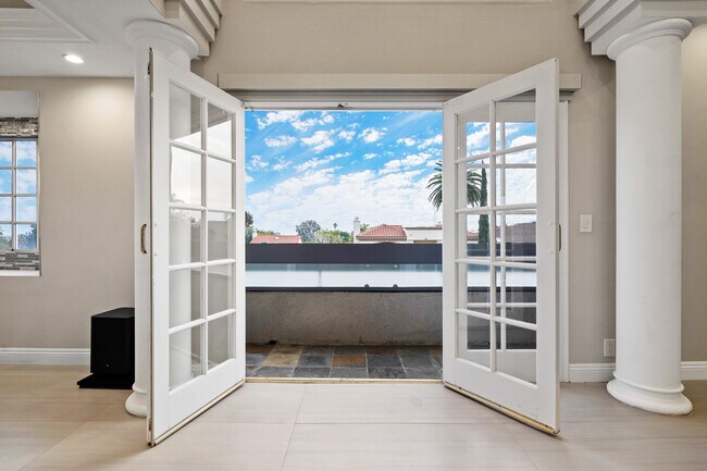 Building Photo - 10627 Ashton Ave