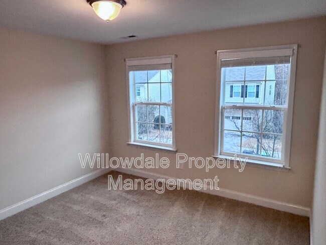 Building Photo - 136 Spring Pine Ln